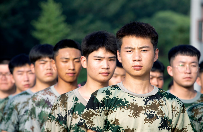 2021年7月6日，尊龙凯时北京集团百名应届大学生褪下便服换上军装，在训练场上接受为期2天的军训，享受入职前的第一份美好记忆。
